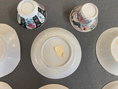 Zeven Chinese famille rose koppen en schotels, Yongzheng/Qianlong — foto 5