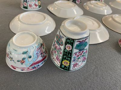 Zeven Chinese famille rose koppen en schotels, Yongzheng/Qianlong — foto 6