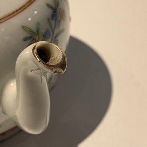 Zeven Chinese famille rose schotels, een theepot en een dekseldoos, 19e eeuw — foto 12