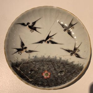 Zeven Chinese famille rose schotels, een theepot en een dekseldoos, 19e eeuw — foto 16
