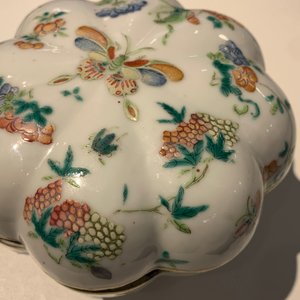 Zeven Chinese famille rose schotels, een theepot en een dekseldoos, 19e eeuw — foto 19