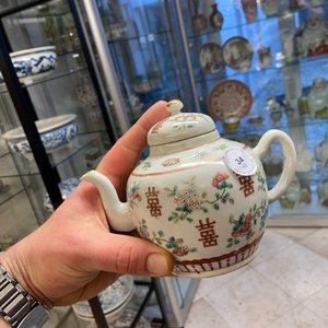 Zeven Chinese famille rose schotels, een theepot en een dekseldoos, 19e eeuw — foto 20
