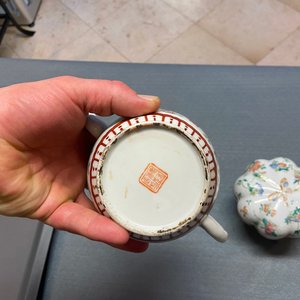 Zeven Chinese famille rose schotels, een theepot en een dekseldoos, 19e eeuw — foto 21