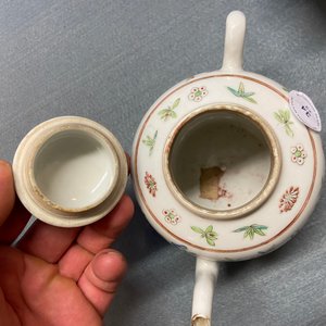 Zeven Chinese famille rose schotels, een theepot en een dekseldoos, 19e eeuw — foto 22