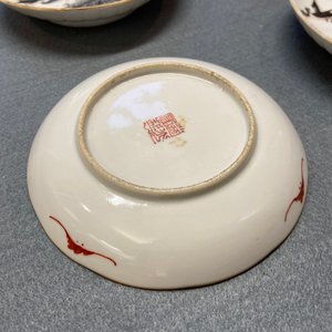 Zeven Chinese famille rose schotels, een theepot en een dekseldoos, 19e eeuw — foto 31