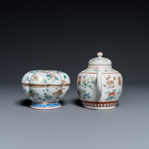 Zeven Chinese famille rose schotels, een theepot en een dekseldoos, 19e eeuw — foto 9