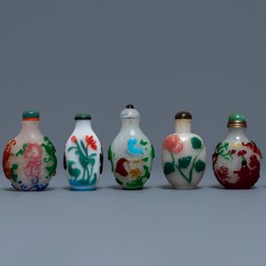 Zeven Chinese snuifflessen in meerlagig polychroom glas, 19/20e eeuw — foto 2