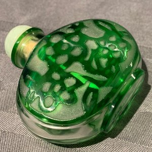 Zeven Chinese snuifflessen in overwegend groen meerlagig glas, 19/20e eeuw — foto 15