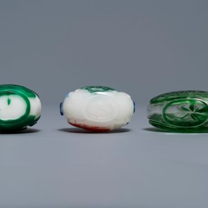 Zeven Chinese snuifflessen in overwegend groen meerlagig glas, 19/20e eeuw — foto 4