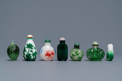Zeven Chinese snuifflessen in overwegend groen meerlagig glas, 19/20e eeuw
