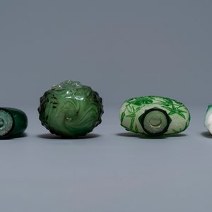 Zeven Chinese snuifflessen in overwegend groen meerlagig glas, 19/20e eeuw — foto 5