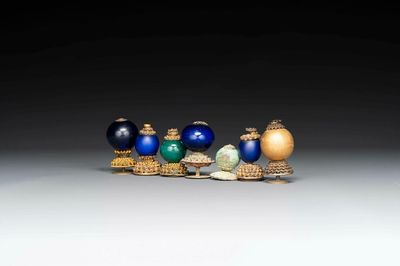 Zeven Chinese verguld bronzen hoedentoppen, Qing