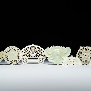 Zeven Chinese witte en celadon jade knoopspelden, 18/20e eeuw — foto 1