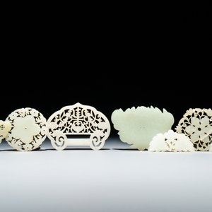 Zeven Chinese witte en celadon jade knoopspelden, 18/20e eeuw — foto 2