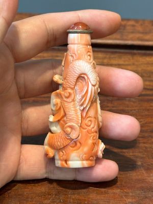 Zeven gevarieerde Chinese snuifflessen in edelsteen, bloedkoraal, glas en barnsteen, 19e eeuw — foto 12