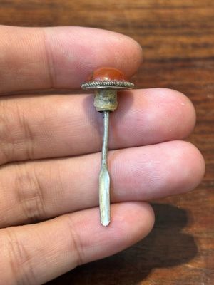 Zeven gevarieerde Chinese snuifflessen in edelsteen, bloedkoraal, glas en barnsteen, 19e eeuw — foto 15