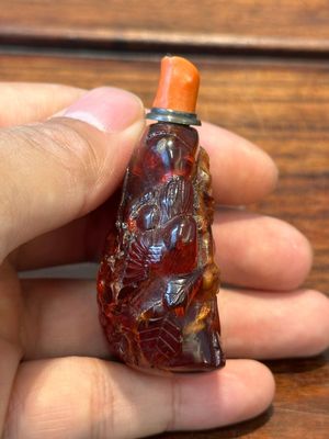Zeven gevarieerde Chinese snuifflessen in edelsteen, bloedkoraal, glas en barnsteen, 19e eeuw — foto 19