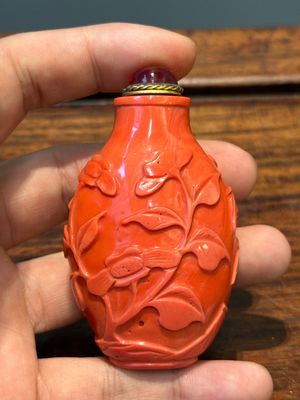 Zeven gevarieerde Chinese snuifflessen in edelsteen, bloedkoraal, glas en barnsteen, 19e eeuw — foto 35