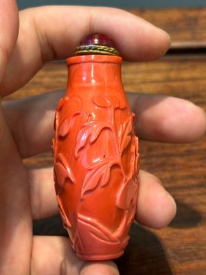 Zeven gevarieerde Chinese snuifflessen in edelsteen, bloedkoraal, glas en barnsteen, 19e eeuw — foto 36