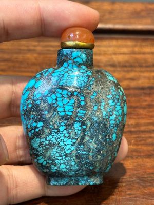 Zeven gevarieerde Chinese snuifflessen in edelsteen, bloedkoraal, glas en barnsteen, 19e eeuw — foto 41