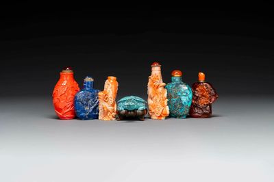 Zeven gevarieerde Chinese snuifflessen in edelsteen, bloedkoraal, glas en barnsteen, 19e eeuw