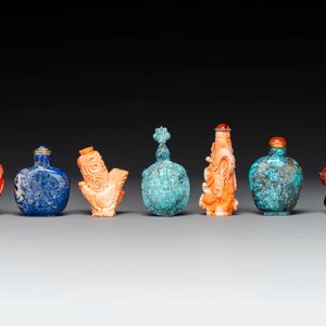 Zeven gevarieerde Chinese snuifflessen in edelsteen, bloedkoraal, glas en barnsteen, 19e eeuw — foto 5