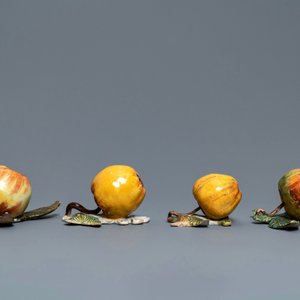 Zeven polychrome Delftse modellen van appels, peren en druiven, 18e eeuw — foto 9
