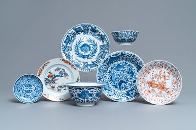 Zeven stukken Chinees blauw-wit en Imari-stijl porselein, Kangxi/Qianlong
