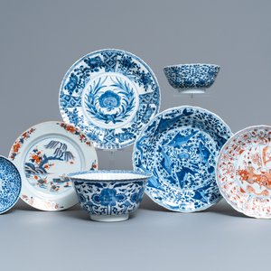 Zeven stukken Chinees blauw-wit en Imari-stijl porselein, Kangxi/Qianlong — foto 1