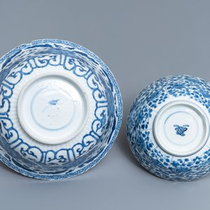 Zeven stukken Chinees blauw-wit en Imari-stijl porselein, Kangxi/Qianlong — foto 11