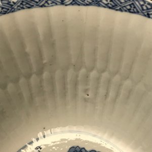 Zeven stukken Chinees blauw-wit en Imari-stijl porselein, Kangxi/Qianlong — foto 12