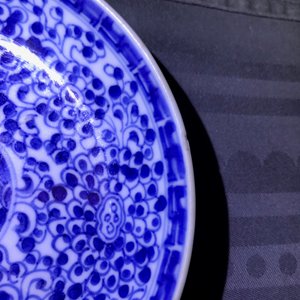 Zeven stukken Chinees blauw-wit en Imari-stijl porselein, Kangxi/Qianlong — foto 20