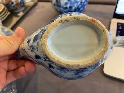 Zeven stukken Chinees blauw-wit porselein, Kangxi/Qianlong — foto 13