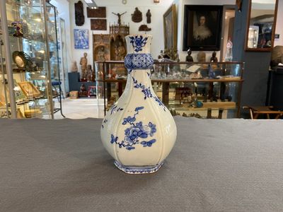 Zeven stukken Chinees blauw-wit porselein, Kangxi/Qianlong — foto 2