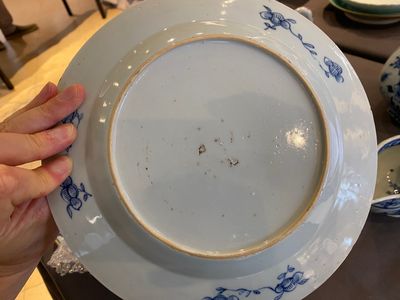 Zeven stukken Chinees blauw-wit porselein, Kangxi/Qianlong — foto 22