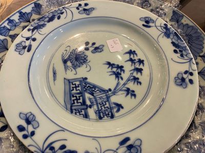 Zeven stukken Chinees blauw-wit porselein, Kangxi/Qianlong — foto 23