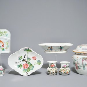 Zeven stukken Chinees famille rose en qianjiang cai porselein, 19/20e eeuw — foto 1