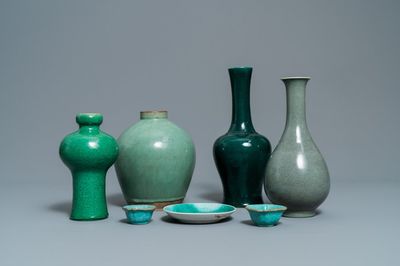 Zeven stukken Chinees monochroom groen en turquoise porselein, 19/20e eeuw