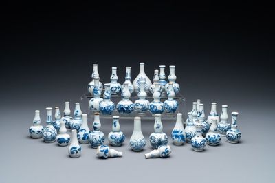 Zevenendertig Chinese blauw-witte miniatuur vaasjes, Kangxi