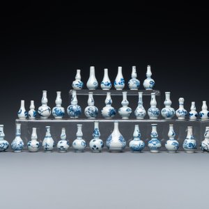 Zevenendertig Chinese blauw-witte miniatuur vaasjes, Kangxi — foto 7