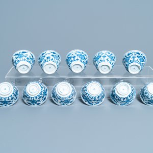 Zeventien Chinese blauw-witte koppen en tweeëntwintig schotels met floraal decor, Kangxi — foto 11