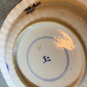Zeventien Chinese blauw-witte koppen en tweeëntwintig schotels met floraal decor, Kangxi — foto 18