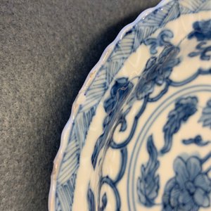 Zeventien Chinese blauw-witte koppen en tweeëntwintig schotels met floraal decor, Kangxi — foto 20
