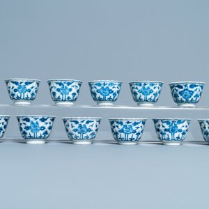 Zeventien Chinese blauw-witte koppen en tweeëntwintig schotels met floraal decor, Kangxi — foto 6