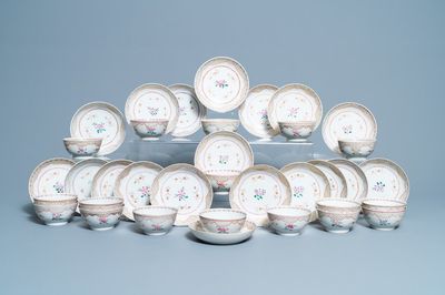 Zeventien Chinese famille rose koppen en negentien schotels, Qianlong