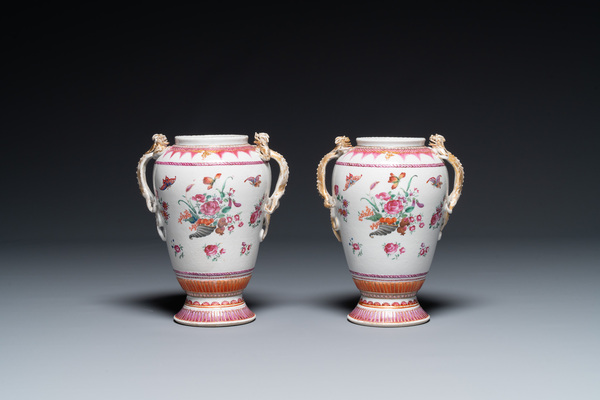 Paire de vases en porcelaine de Chine famille rose à décor de corne d ...