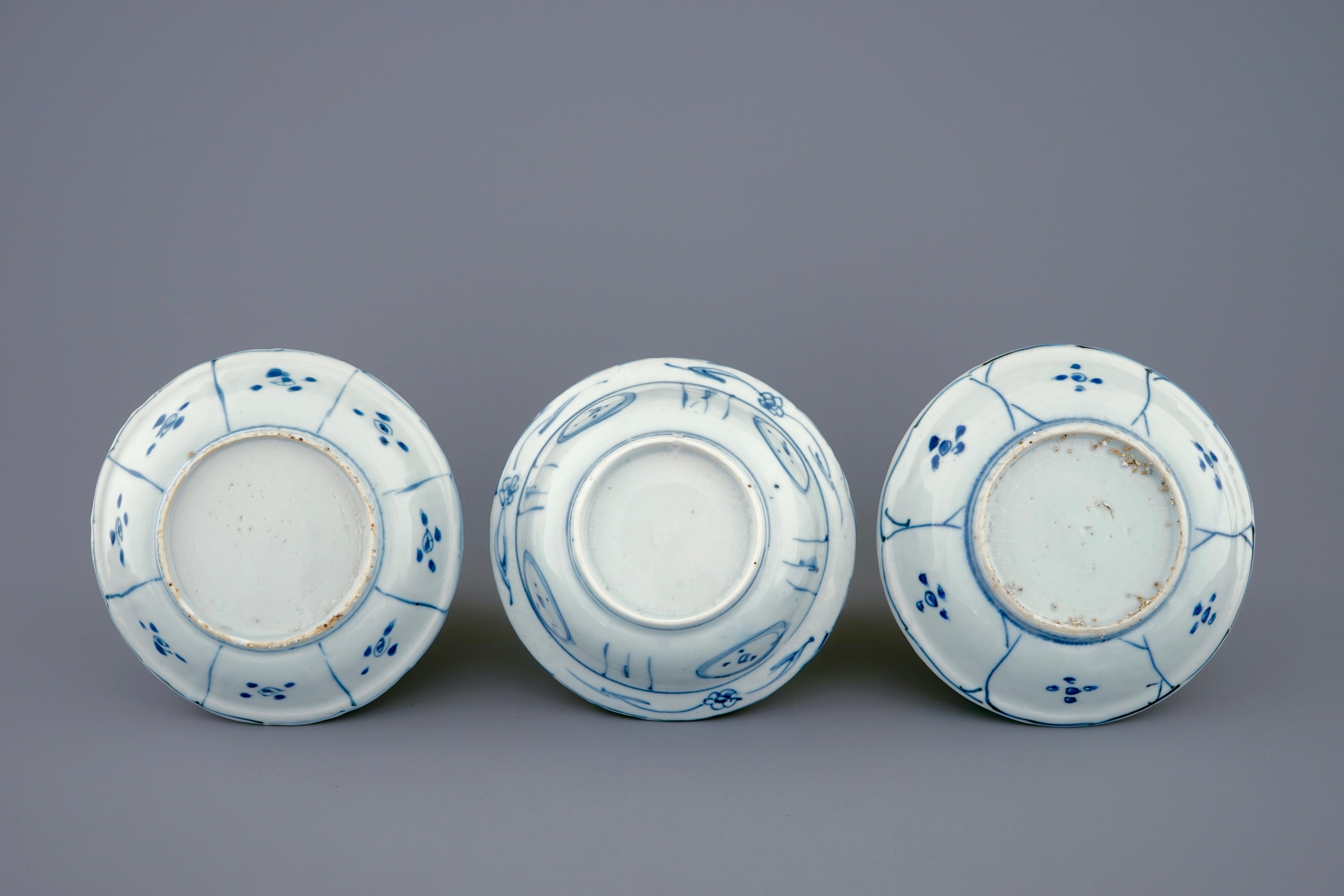 A blue and white Chinese kraak porcelain klapmuts bowl and 2 plates ...