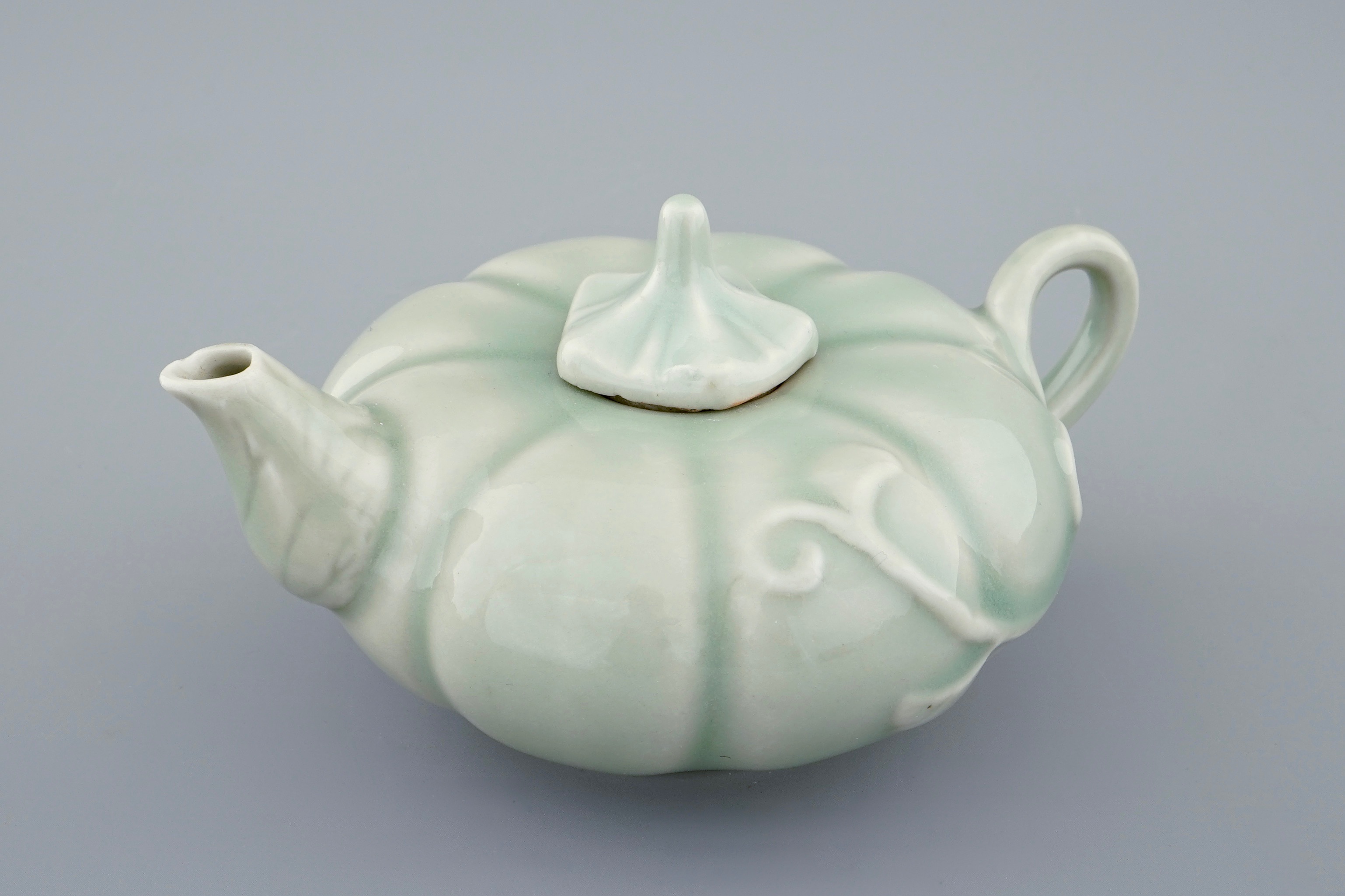 Een Chinese Celadon Theepot In De Vorm Van Een Pompoen Th C Rob Michiels Auctions