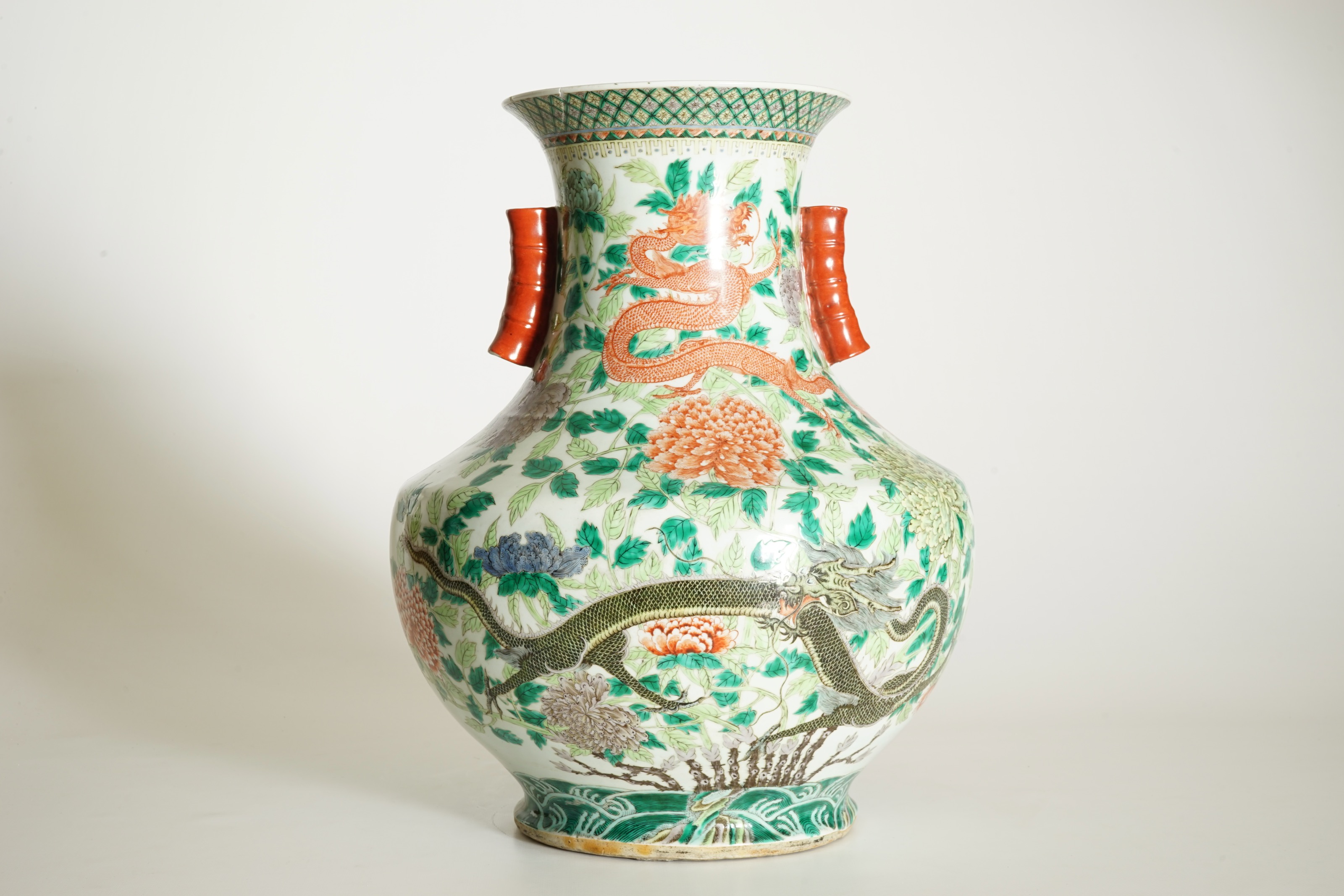 Un Grand Vase De Forme Hu Aux Dragons En Porcelaine De Chine Famille