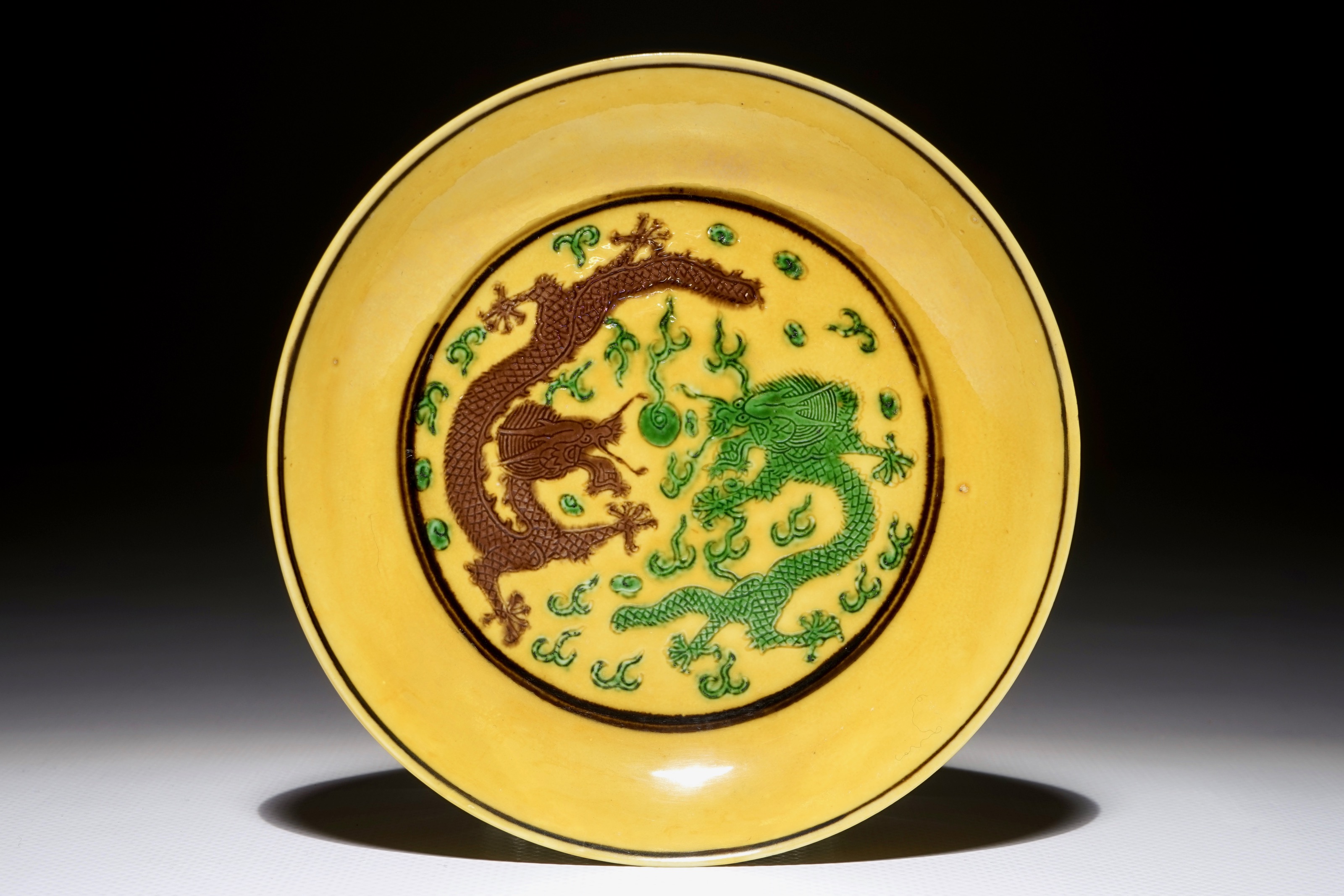 A Chinese yellow-ground dragon saucer dish, Kangxi - Rob Michiels Auctions